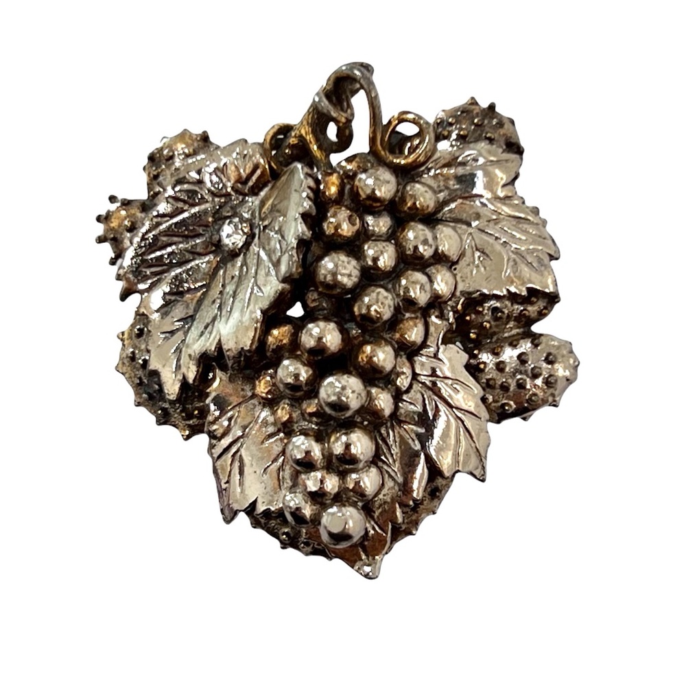 VINTAGE SILVER TONE 3D BUNCH OF GRAPES ON THE VINE BROOCH